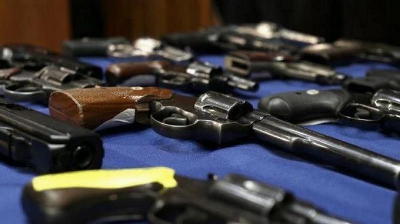 Encargado de evidencias de la Fiscalía de Barahona roba armas de fuego del almacén.